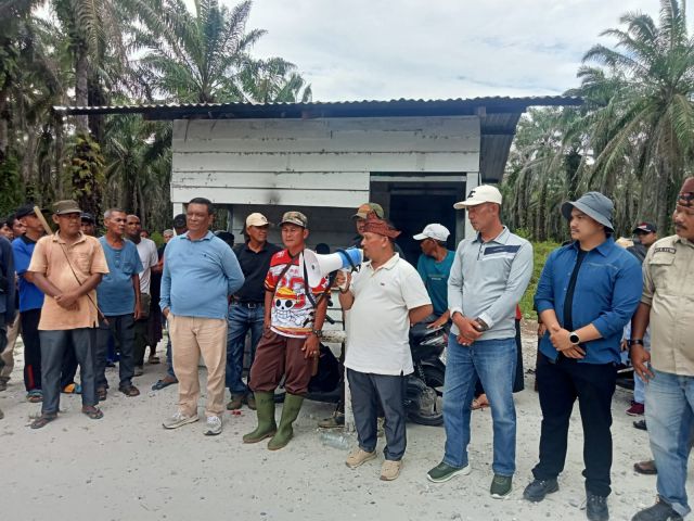 Masyarakat Adat Melayu Rantau Kasai Gelar Gotong Royong Bersama di Lahan Kebun Eks PT Torganda