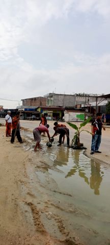 Pemuda Pancasila Peduli , genangan air dijalan Mahato 24 dibersihkan dengan Gotong Royong
